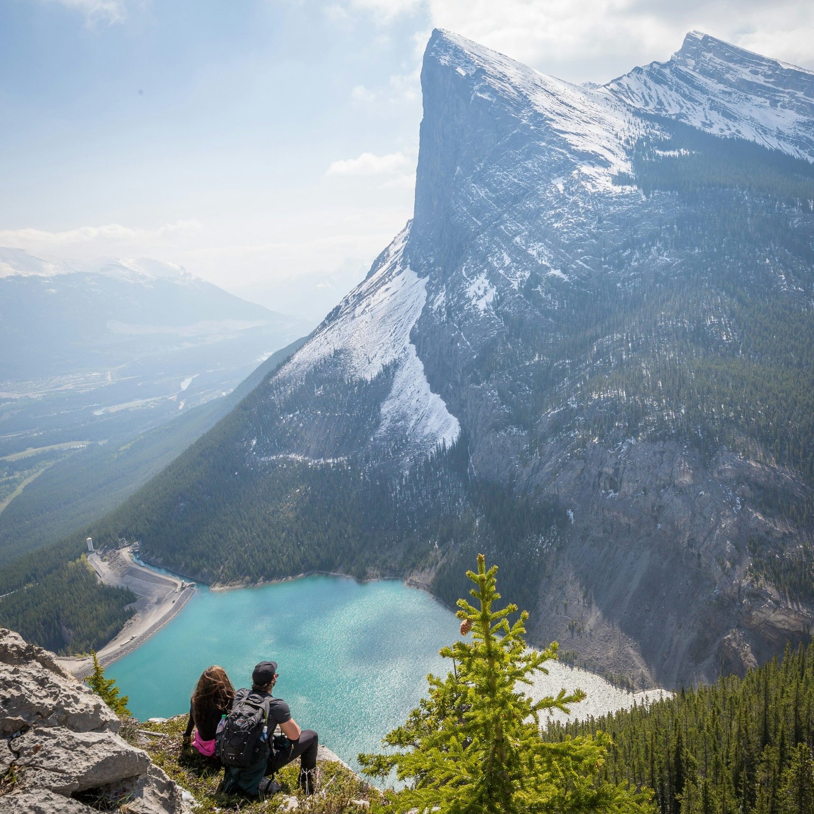 couple at the peak facing mountain